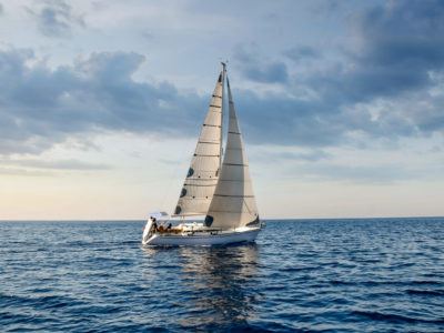 Segeljacht in Kroatien auf blauem Meer bei der FB2 Segelschein Ausbildung