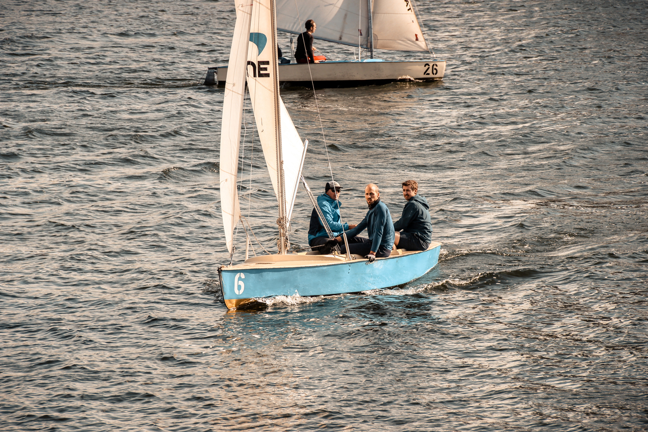 Wie beginnt man mit dem Segeln?